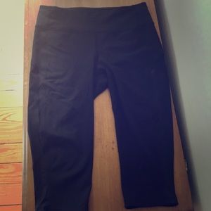 Lululemon crops size 6